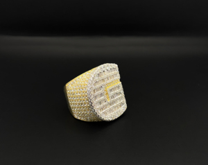 Bague de fiançailles et de mariage tendance en argent avec sertissage griffe et couronne glacée en moissanite VVS - Product Image 5