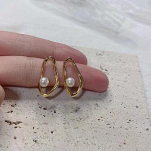 Boucles d'oreilles à clous en perles d'eau douce naturelles de 12-11 mm, argent sterling 925 incrusté, clip d'oreille avec quatre feuilles, légers défauts - Product Image 1