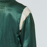 Veste Sukajan moderne pour hommes, design brodé personnalisé de qualité supérieure, coupe confortable, idéale pour les amateurs de mode streetwear.