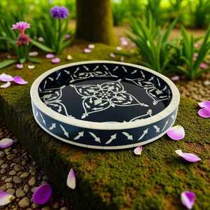 Plateau décoratif rond moderne style bohème avec incrustations en os et motif mosaïque artisanal pour coiffeuse, table basse - Product Image 2