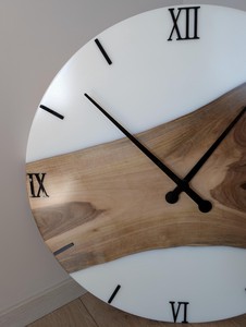 Reloj de Pared Moderno de Madera con Números Romanos y Detalles Verdes, Acabado Pulido, Reloj Decorativo para Sala de Estar, Oficina en Casa - Product Image 3
