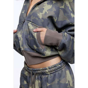 ชุดวอร์มแบบครอปพิมพ์ลายพรางสำหรับผู้หญิงแบบ OEM พร้อมฮู้ดขนสุนัขจิ้งจอกและกางเกงขายาว - Product Image 3