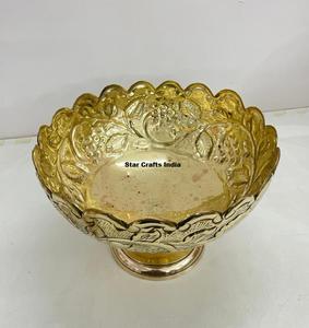 Cuenco de latón pulido con curvas artesanales y apariencia majestuosa, ideal para regalos formales y colecciones espirituales. - Product Image 1