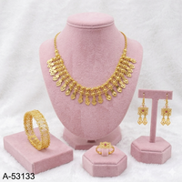 MOLL JEWELLERS Collier et Bracelet Charme Anniversaire pour Femme en Alliage de Zinc Plaqué Or 24K avec Zircon Créé en Laboratoire Taille Coussin Traditionnelle