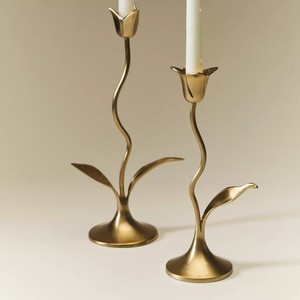 Elegante Par de Candelabros Metálicos Dorados con Diseño Floral, con Tallos Ondulados y Detalles de Hojas, para Decoración del Hogar y Bodas - Product Image 4