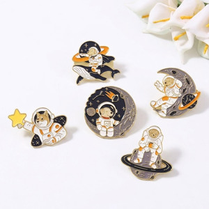 Pins Decorativos de Metal Esmaltado con Diseño Espacial Personalizado para Ropa - Product Image 1