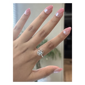 Anillo de compromiso moderno con diamante de laboratorio de corte esmeralda de 1.45 ct y halo con engaste de baguette de orientación este-oeste para mujer - Product Image 1