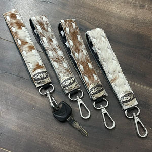 Llavero de Cuero Vacuno Genuino al por Mayor para Mujer, Elegante Llavero de Piel con Pelo, Estilo Occidental Rústico - Product Image 4