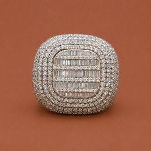 แหวนเงินแท้ S925 ประดับเพชรโมอิสซาไนต์ทรงสี่เหลี่ยมแบบ Iced Out VVS ดีไซน์หรูหราอลังการสไตล์แร็ปเปอร์ - Product Image 1