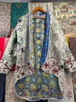 Jaket Musim Dingin Gaya Boho Bordir Reversibel Panjang Reguler dengan Kancing Tanduk, Pola Bunga Katun Berlapis Kantha Buatan Tangan.