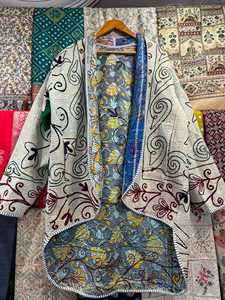 Veste d'hiver réversible brodée de style bohème, en coton matelassé Kantha fait main, motif floral, fermeture à boutons en corne, longueur standard - Product Image 1
