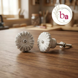 Beads Art CIK 156 Tiradores Modernos de Hierro Fundido para Muebles, Diseño de Flores Blancas con Acabado Envejecido, para Cocina, Sala de Estar y Muebles - Product Image 1