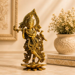 Sculpture artisanale en laiton du dieu Krishna jouant de la flûte, objet décoratif hindou pour mandir et décoration intérieure - Product Image 1