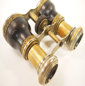 Binoculares militares rústicos de latón antiguo con revestimiento de cuero desgastado y oculares acolchados, disponibles a precios de mayorista. - Product Image 3