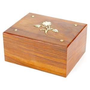 Elegante urna de cremación de madera natural, caja para cenizas con decoración floral de latón, recuerdo conmemorativo funerario. - Product Image 1