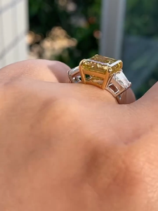 Anillo de Compromiso REVAT JEWELS con Tres Piedras de Diamante Amarillo Cultivado en Laboratorio de 5 Quilates, Piedras Laterales Trapezoidales, Oro de 18K, Certificado IGI - Product Image 5