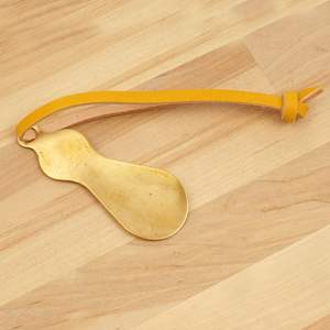 Calzador de latón asequible y elegante, ideal para calzarse fácilmente en casa - Product Image 1