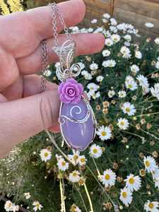Pendentif vintage en argent sterling avec calcédoine lavande naturelle et accent floral en résine, certifié par une tierce partie, pour femmes et hommes - Product Image 6