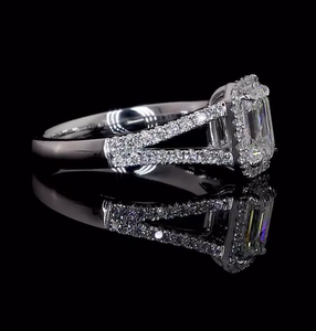 Bague de fiançailles classique pour femme en or massif 14 carats avec émeraude de laboratoire taille solitaire 1,5 carat et halo de diamants, certifiée IGI - Product Image 4
