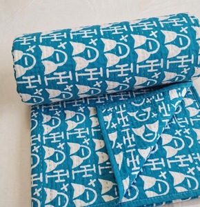Edredón Moderno Estampado con Patrón Azul y Blanco, Hecho a Mano con Algodón Kantha, Decoración para el Hogar para Todas las Temporadas - Product Image 1