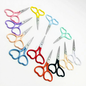 Tijeras de manicura de belleza con mango en forma de corazón, punta plateada, 12 colores diferentes con recubrimiento en polvo, duraderas, para diestros, rectas y afiladas. - Product Image 2