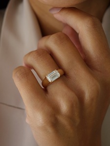 Bague de fiançailles solitaire en diamant émeraude de 1,5 carat cultivé en laboratoire, or massif 14 carats certifié IGI - Product Image 4