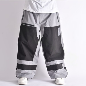 Pantalones de Esquí Premium en Gris y Negro, Impermeables, con Cintura Ajustable con Cordón y Bolsillos con Cremallera - Product Image 1