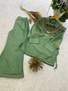 Présentation du nouveau ensemble haut et pantalon Plazzo en soie Salsa pour femme, conçu par des designers, idéal pour les soirées, avec travail artisanal, extensible, séchage rapide, sans plis et réversible. - Product Image 4