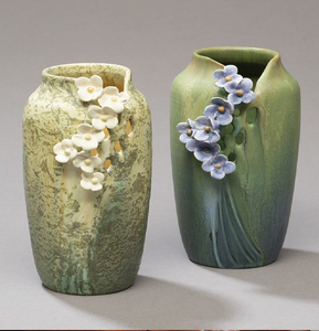 Paire de vases artisanaux émaillés vert, ornés de délicates vignes florales sculptées et de textures terreuses. Disponible à prix de gros. - Product Image 1