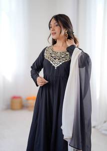 Robe de soirée Anarkali longue en organza brodée noire, coupe trapèze, en rayonne, avec dupatta, col en V, manches longues, pour soirée - Product Image 2