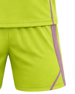Conjunto de camiseta y pantalones cortos de fútbol verdes personalizados, uniforme deportivo transpirable de poliéster para entrenamiento de fútbol y uso en equipo. - Product Image 3