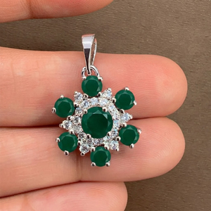 Rhaya Jewels – pendentif fleur en onyx vert 100% naturel pour femme, pierres plaquées rhodium, argent sterling, breloques fines minimalistes - Product Image 3