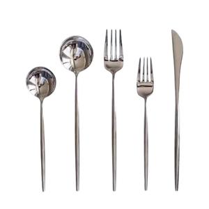 Juego de Cubiertos de Acero Inoxidable Moderno de Lujo en Negro y Dorado, Cuchillos, Tenedores y Cucharas, Duradero y Sostenible para el Hogar - Product Image 3