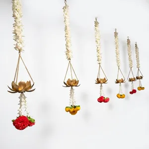 Decoración de Pared con Flores Tradicionales, Borlas Azules y Perlas para Bodas en Interiores - Product Image 1