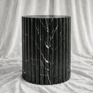 Table d'appoint en marbre noir Marquina de luxe, table d'appoint cylindrique en pierre moderne pour le salon, la chambre à coucher, décoration - Product Image 4