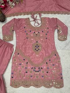 Ensemble de robe traditionnelle indienne pakistanaise rose brodée pour femmes avec des détails dorés, coupe ample, tenue de soirée - Product Image 1
