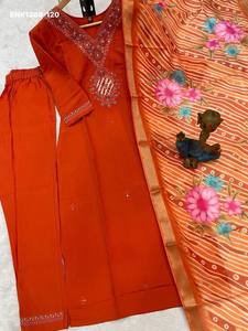 Nouvelle variété de vêtements occasionnels en viscose et soie, avec broderies multi-fils et travail manuel, Kurti-Pant & Dupatta, fournisseur de Surat. - Product Image 5