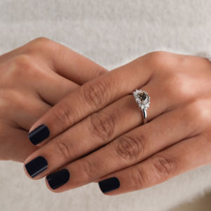 Bague de fiançailles élégante en or blanc massif 14 carats avec diamant de laboratoire ovale brun de 1,5 carat, halo en grappe, certifiée IGI, pour femme - Product Image 2