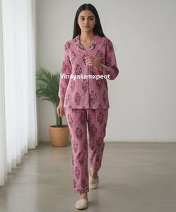 Ensemble de pyjama élégant en coton pur à imprimé floral rose rayé, respirant et à séchage rapide pour femmes, vêtements de nuit artisanaux - Product Image 3