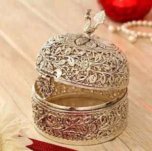 Boîte à bijoux en métal ornée SKIES TRADERS, style vintage, plaqué argent, organisateur de bibelots floral, coffre à souvenirs émaillé de style antique - Product Image 6