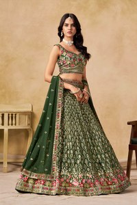 Robe de demoiselle d'honneur Rivaayat House, couleur bonbon, brodée de fleurs, avec un lehenga vert, un haut à bretelles spaghetti et un bas en A-line, longueur au sol - Product Image 6