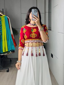 Tenue de mariage traditionnelle moderne en rayonne et coton, imprimée numériquement, style Navratri Chaniya Choli, avec broderies multi-fils, appliques miroir et pompons faits main - Product Image 3