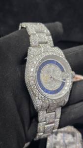 Montre de luxe à quartz analogique sertie de diamants Moissanite, en acier inoxydable bicolore, cadran bleu, lunette GMT, diamants carrés et baguette - Product Image 3