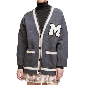 เสื้อคาร์ดิแกนไหมพรมคอวีสีเทาสำหรับผู้หญิง ปักลายตัวอักษร M ติดกระดุมแถวเดียว สไตล์วินเทจ เสื้อกันหนาวแขนยาว - Product Image 1