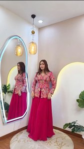 ชุดท็อปผ้าจอร์เจียต์สีชมพูปักลายประดับเลื่อมสำหรับผู้หญิง พร้อมกางเกงทรงปลลาโซ่ ชุดสำเร็จรูปสำหรับงานปาร์ตี้สไตล์ชาติพันธุ์ ชุดแต่งงานสองชิ้น - Product Image 2