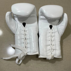 Guantes de Boxeo MMA Profesionales Cómodos de la Mejor Calidad con Cordones Blancos que Absorben la Humedad Antideslizantes con Características Personalizadas MS-BG-690 - Product Image 1
