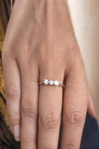 Bague tendance à trois pierres en moissanite taille ronde, en argent sterling 925 original, pour mariage, promesse ou anniversaire, avec breloques - Product Image 2