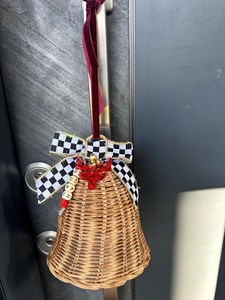 Ornement cloche en rotin naturel avec nœud écossais et breloque pain d'épices, décoration de Noël traditionnelle à suspendre pour l'intérieur - Product Image 3