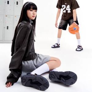 Sandalias Unisex para Todas las Temporadas, Casuales, Color Gris Oscuro, Parte Superior Ligera, Punta Abierta, con Correa Extraíble, Logotipo Serigrafiado - Product Image 5