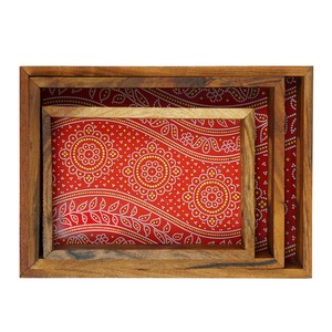 ถาดไม้ลายพิมพ์แบนฮานีสีแดงสำหรับตกแต่ง, ถาดเสิร์ฟไม้ทรงสี่เหลี่ยมแบบซ้อนได้ ดีไซน์หรูหรา ขายส่งสำหรับการสั่งซื้อจำนวนมาก - Product Image 5